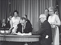 Johson firmando el acuerdo MEDICARE con Truman